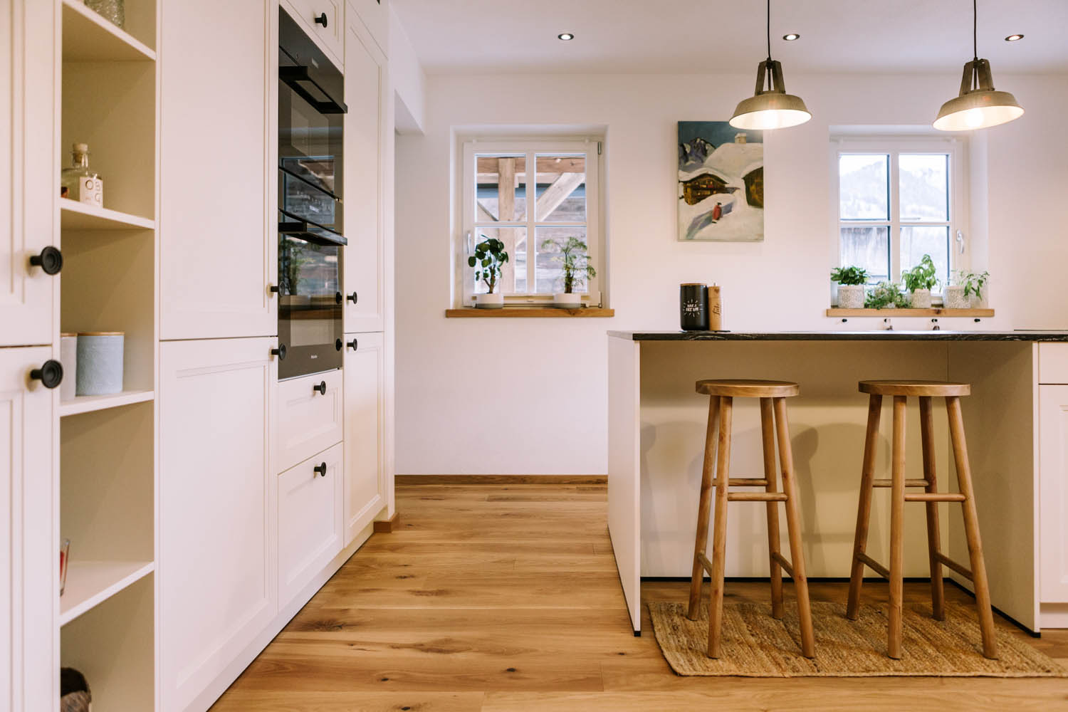 Tischlerei Trixl - Landhausküche mit Holzboden und Hockern
