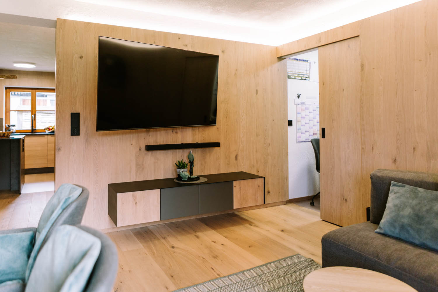 Tischlerei Trixl - Wohnzimmer mit Holzwänden und Holzböden, Wohnung W