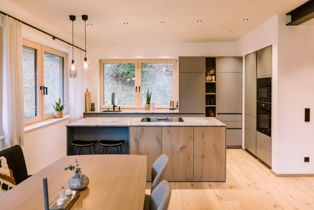 Tischlerei Trixl - Küche mit Holz Esstisch und Holzboden, Privatwohnung H