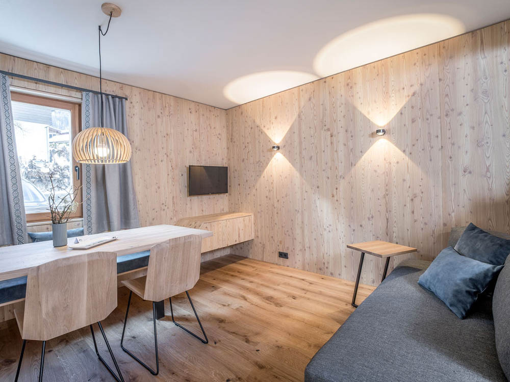 Tischlerei Trixl - Essbereich mit Holzwänden Holz Esstisch und Holz Stühlen, Haus Widmann