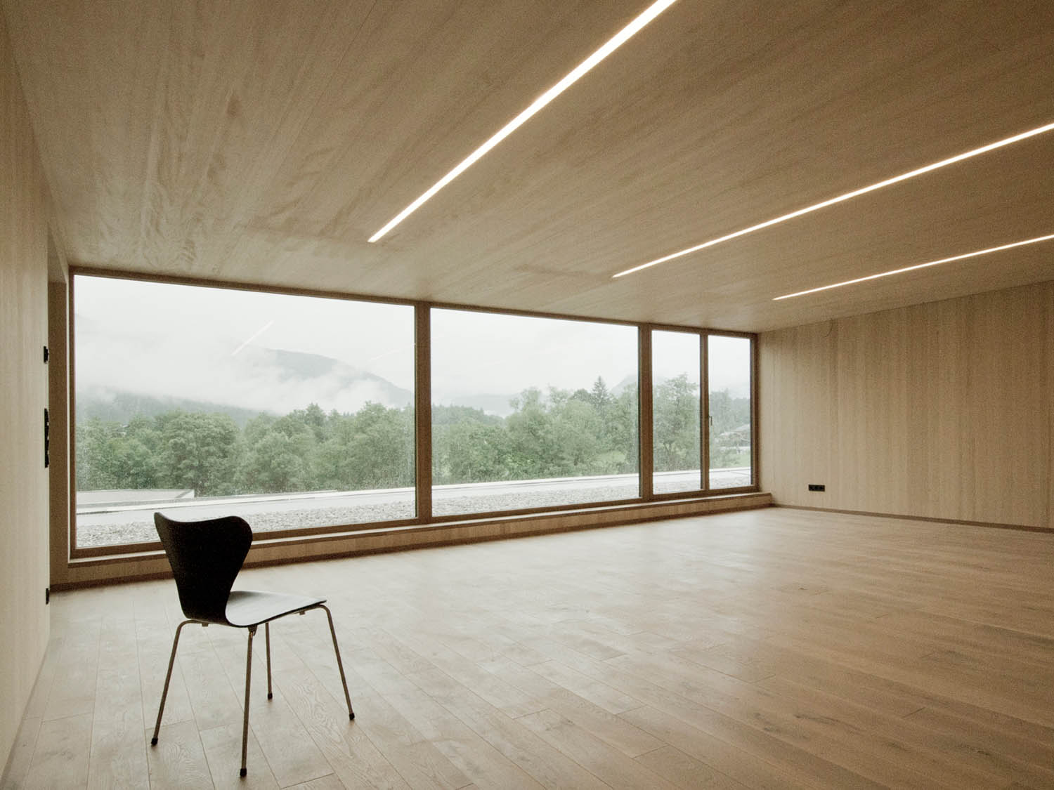 Tischlerei Trixl - Leerer Raum mit Holzboden und Wänden, Zimmerei Meiberger