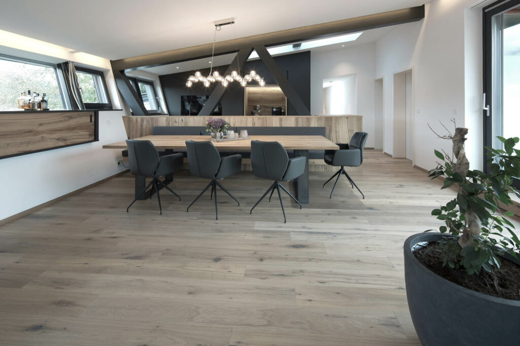 Tischlerei Trixl - Essbereich mit Küchentisch aus Holz und Holzboden, Penthouse S