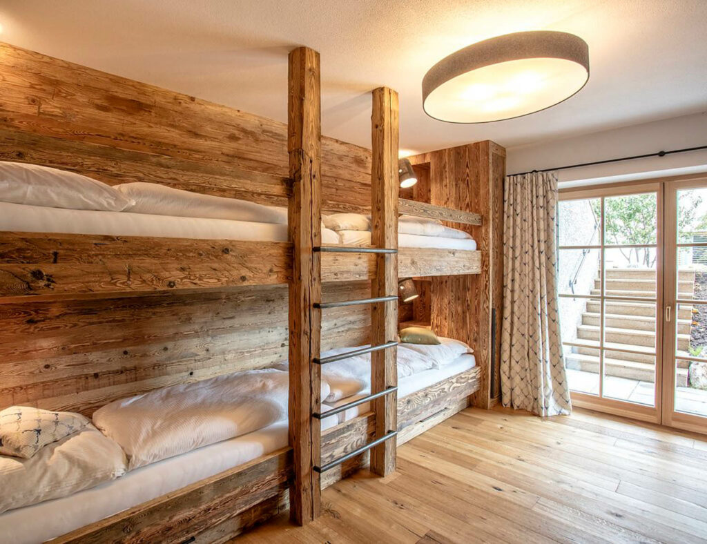 Tischlerei Trixl - Schlafzimmer mit Stockbett aus Holz und Holzboden, Chalet R