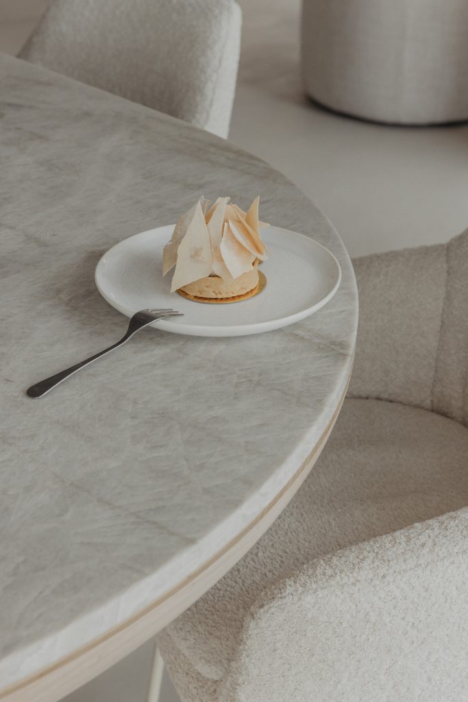 Hotel Marten Saalbach, Kaffeehaus von Anna, Bartisch oval, mit Steinabdeckung, Detailfoto