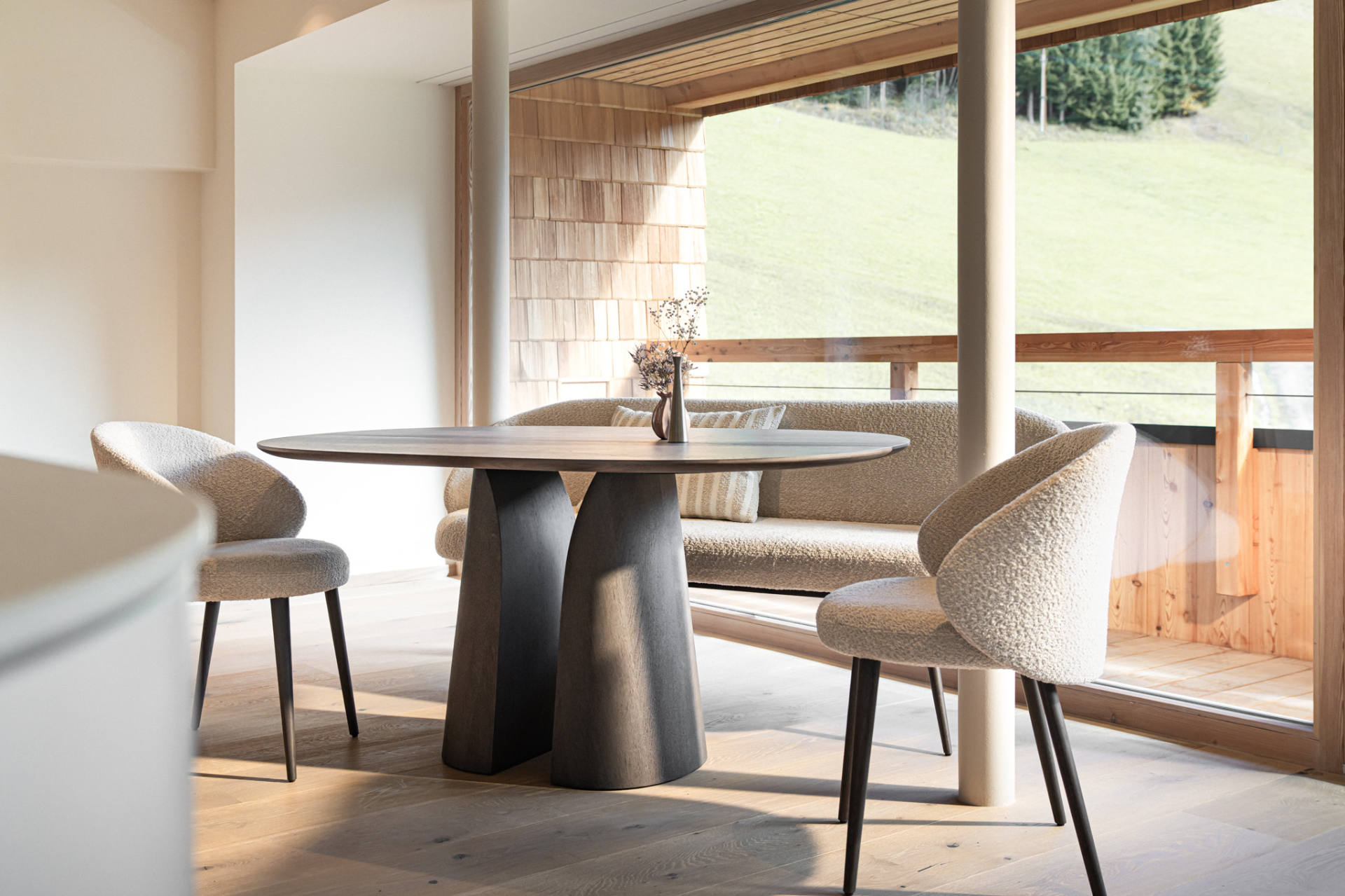 Trixl Einrichtungen Esstisch rund mit Glasfront